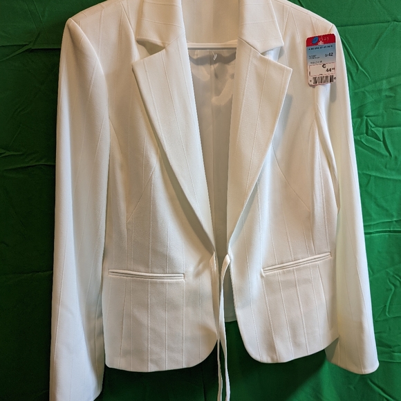 COPY - White Buttonless Blazer - Picture 3 of 6